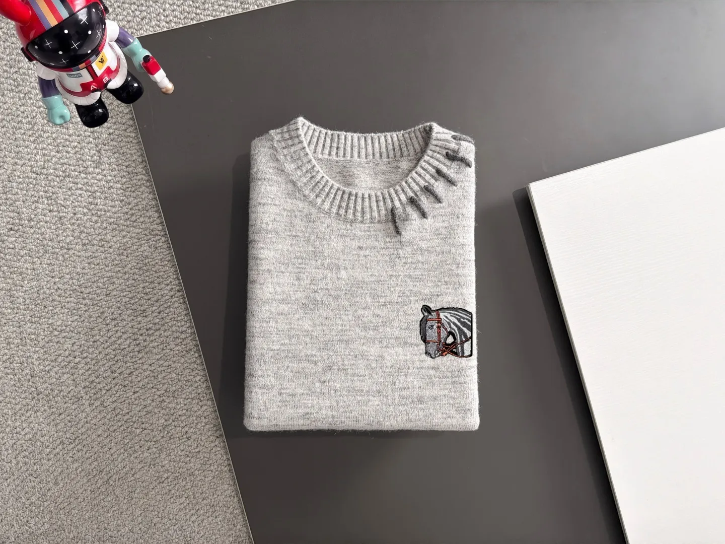 Next day shipment P195 Hermès High Quality 2026 Autumn and Winter latest sweaters from the official website, on sale at the counter at the same time Hot Sale! Specially made of wool blended fabric. It feels comfortable and can be directly in contact with the skin. The logo badge is exquisitely embroidered, which is extremely eye-catching! The details highlight the fashionable charm of big brands. Exquisite workmanship. Three-dimensional cutting style. The wearing effect is invincible and handsome! All three standards are complete! Sizes:M-3XL